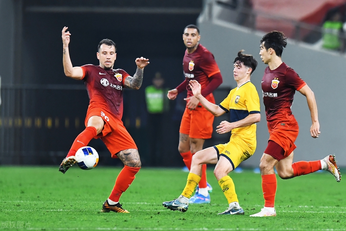 赛地聚焦：国王杯集结日热度飙升，上海海港调整名单，气氛紧张，细节决定成败